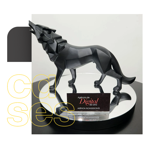 Uma estátua negra de um lobo uivando com um cartão de visita na frente