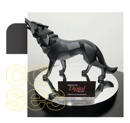 Uma estátua negra de um lobo uivando com um cartão de visita na frente