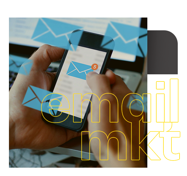 Uma pessoa está segurando um celular com um envelope na tela