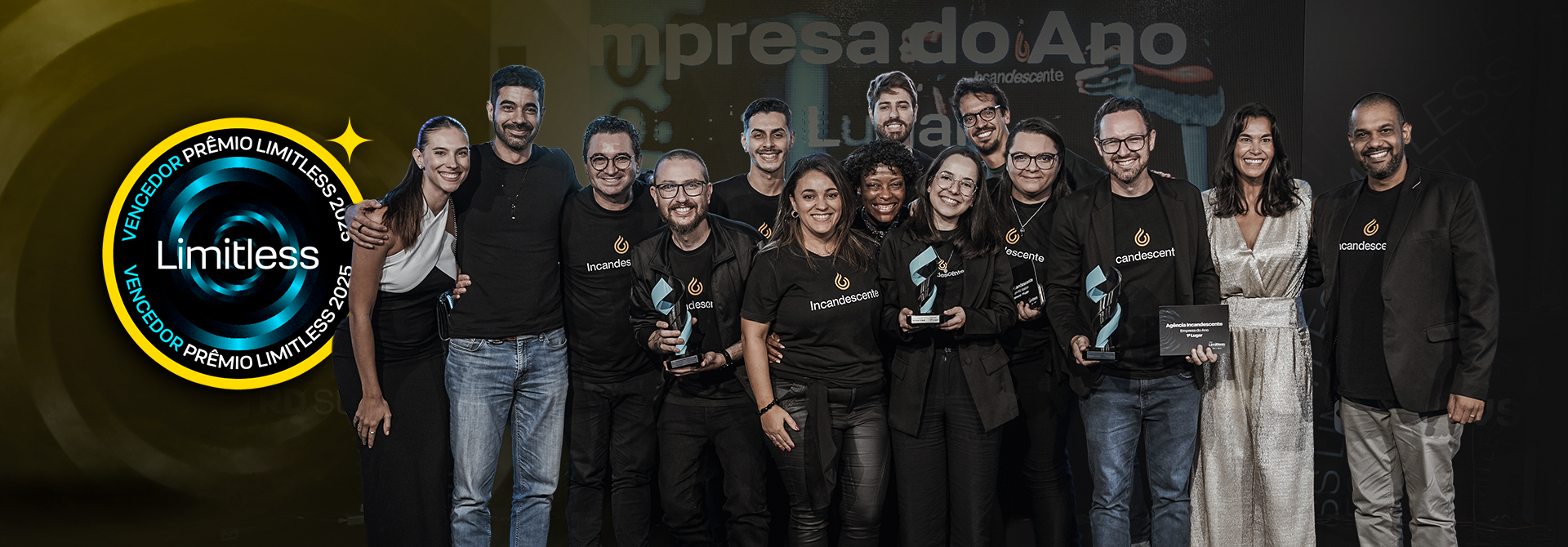 Um homem e uma mulher estão sentados à mesa olhando para um laptop.