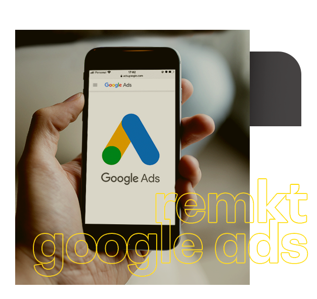 Uma pessoa está segurando um celular com o logotipo do Google Ads na tela.  remarketing no google adword