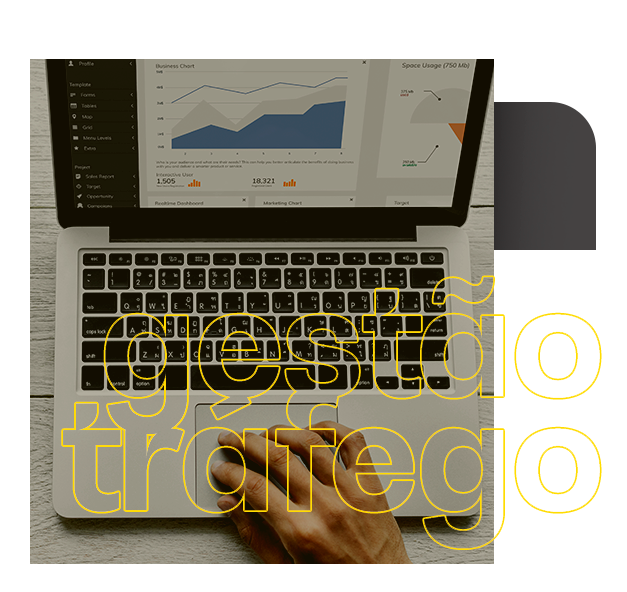 Uma pessoa está digitando em um laptop com um gráfico na tela. Gestão de tráfego