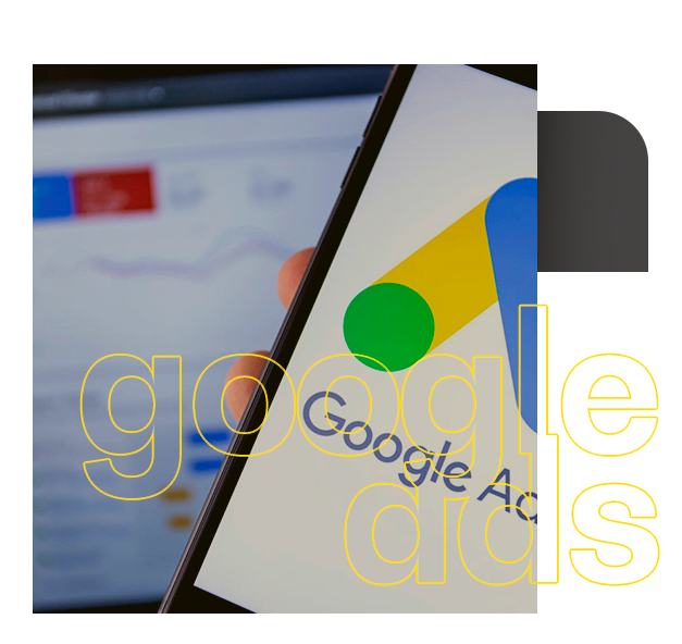 Uma pessoa está segurando um celular com o logotipo do Google Ads nele.