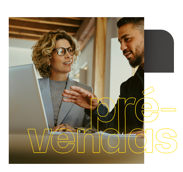 Um homem e uma mulher estão olhando para um laptop. Pré-vendas SDR