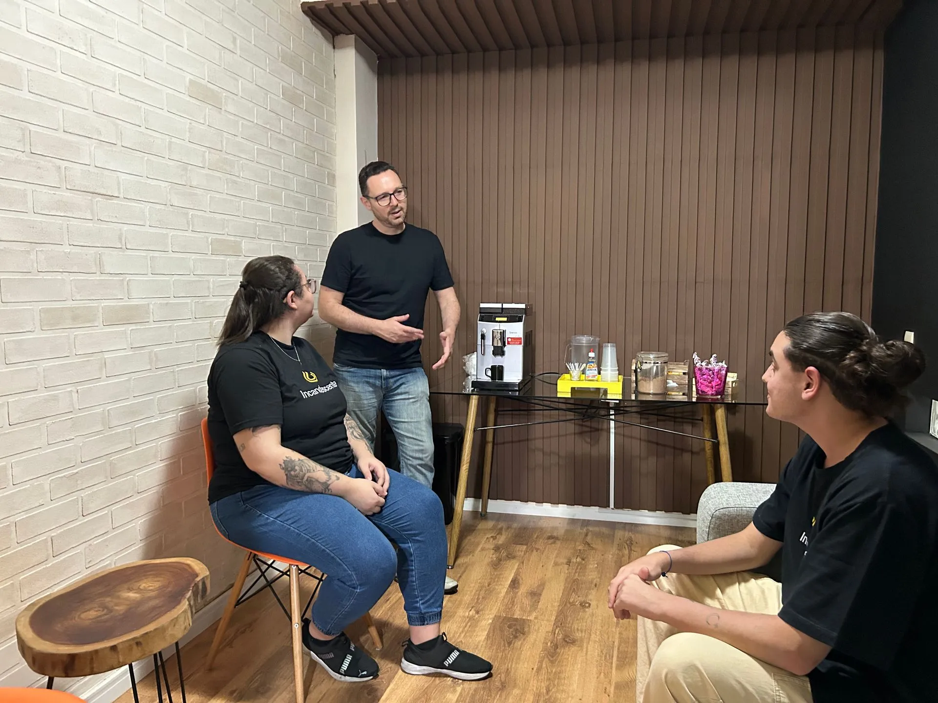 Um grupo de pessoas está sentado em uma sala conversando entre si. posicionamento digital