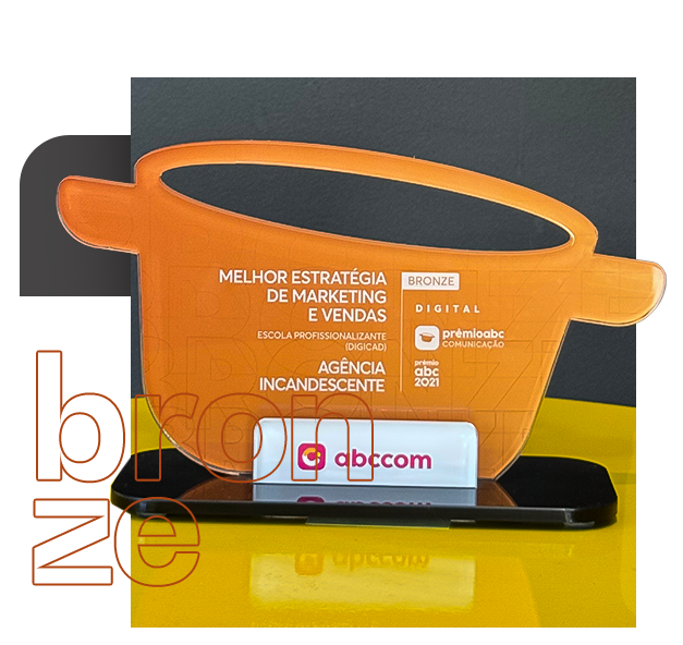 A yellow trophy that says melhor campanha de performance