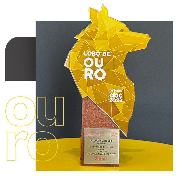 A yellow trophy that says melhor campanha de performance