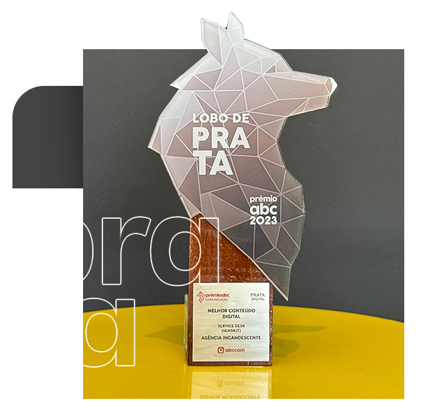 A yellow trophy that says melhor campanha de performance