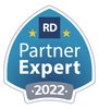 O logotipo do rd partner expert 2022 é um escudo azul com estrelas.