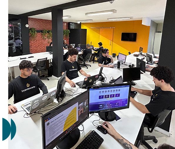 Um grupo de pessoas está sentado em mesas em frente aos computadores. posicionamento digital