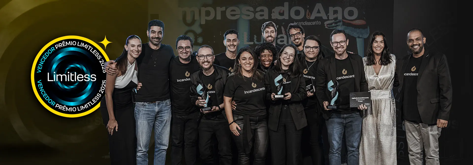Equipe no palco recebendo reconhecimento em premiação