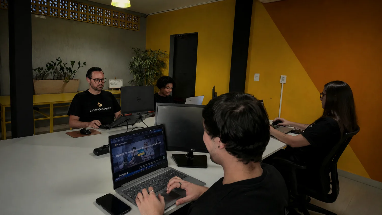 Equipe da Incandescente trabalhando em ambiente de agência