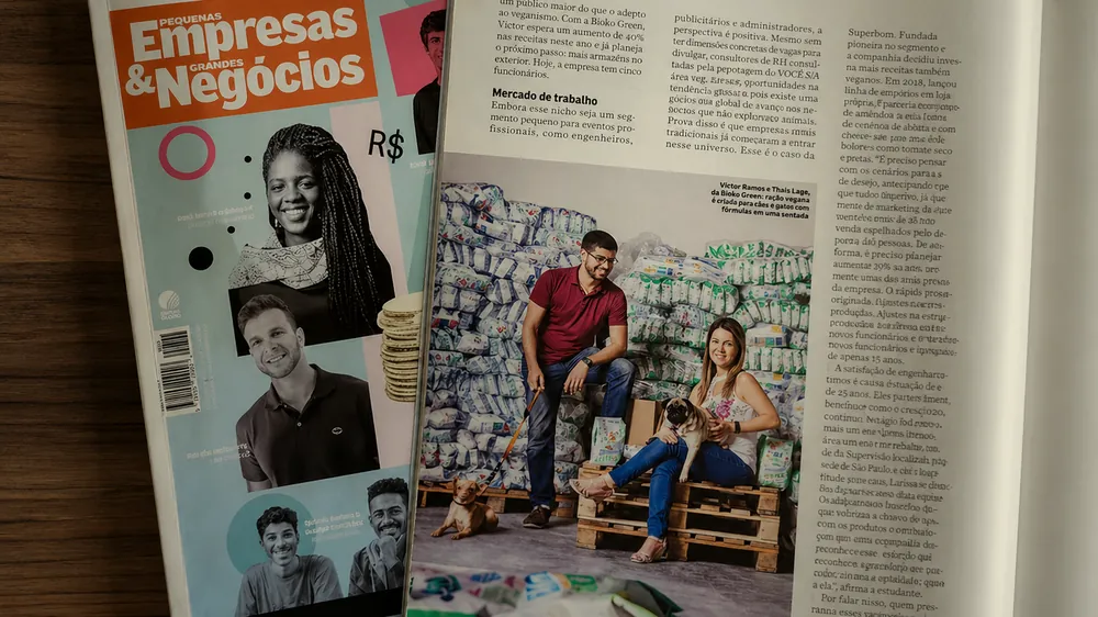 Revista e matéria impressa sobre empreendedorismo e e-commerce