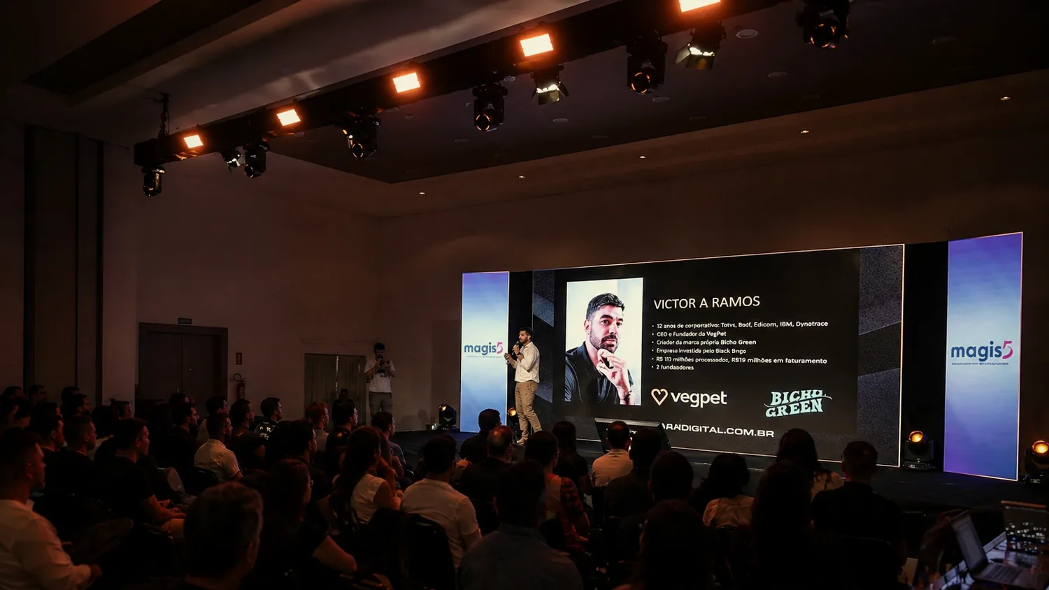Victor Ramos palestrando para uma plateia em evento de negócios digitais